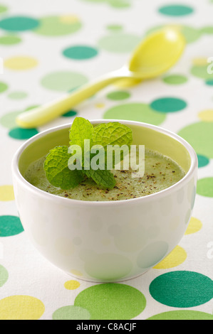 Il cetriolo e zuppa di menta Foto Stock