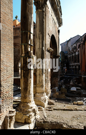 Il Portico di Ottavia (porticus Octaviae) è un complesso monumentale di Roma, costruito nell'area del ​​the Circo Flaminio in epoca augustea - Roma, Italia Foto Stock