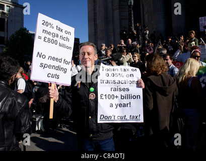 Protester con cartelli a occupare il London Stock Exchange, di fronte alla Cattedrale di San Paolo a Londra, Inghilterra Foto Stock