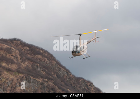 Robinson R44 Raven II elicottero in volo, Valdez Fly-in e Air Show, Valdez, Alaska. Foto Stock