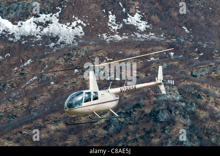 Robinson R44 Raven II elicottero in volo, Valdez Fly-in e Air Show, Valdez, Alaska. Foto Stock