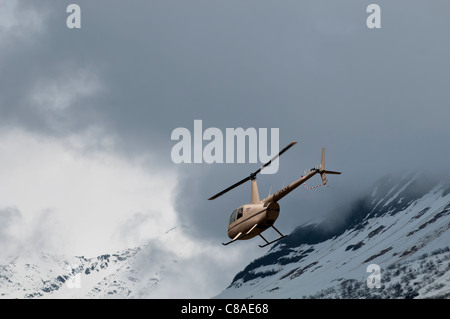 Robinson R44 Raven II elicottero in volo, Valdez Fly-in e Air Show, Valdez, Alaska. Foto Stock