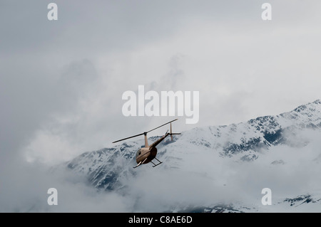 Robinson R44 Raven II elicottero in volo, Valdez Fly-in e Air Show, Valdez, Alaska. Foto Stock