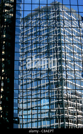 Abstract riflessioni di un grattacielo a Denver, Colorado, Stati Uniti d'America, 10/11. Shot su Kodak 400NC film. Foto Stock