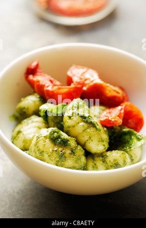 Gnocchis con pesto Foto Stock