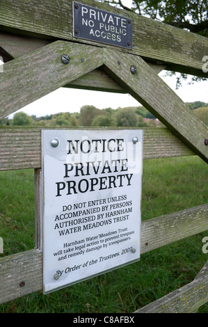 La proprietà privata avviso su cinque bar porta all'entrata Harnham acqua prati Salisbury WILTSHIRE REGNO UNITO Foto Stock