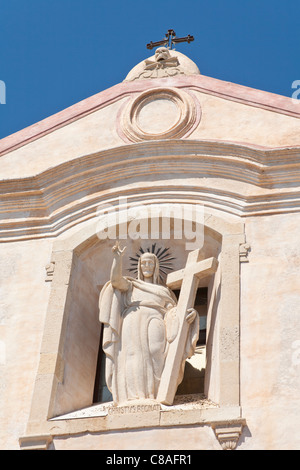 Statua di Gesù Cristo sulla facciata della chiesa di San Giuseppe Chiesa, Piazza IX Aprile, Taormina, Sicilia, Italia Foto Stock