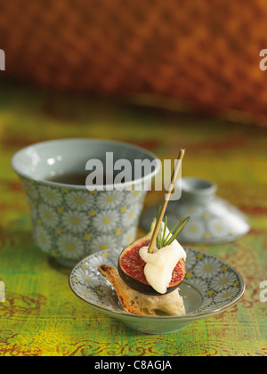 Brodo di prosciutto e la figura e Brie per un pezzo di pane Foto Stock