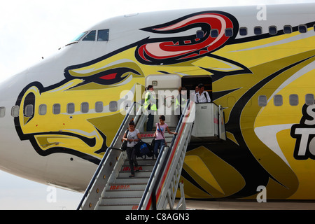 I funzionari incaricati dell'immigrazione controllano i passaporti e i documenti di residenza dei passeggeri che sbarcano dal volo Aerosur dalla Bolivia, aeroporto di Madrid Barajas, Spagna Foto Stock