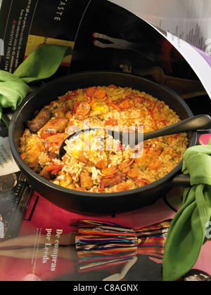 Povero di riso con carote,salsiccia e pollo Foto Stock