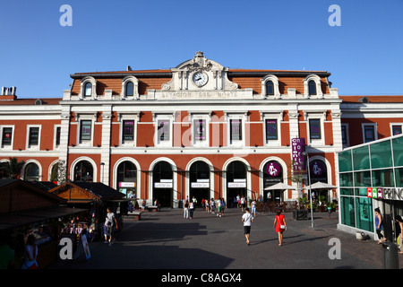 Stazione ferroviaria Principe Pio, ingresso della metropolitana e centro commerciale, Madrid, Spagna Foto Stock