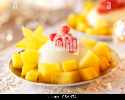 Crema di noce di cocco dolce con ananas Foto Stock