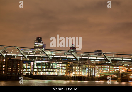 Il piede di Millennium Bridge di Londra di notte. Foto Stock