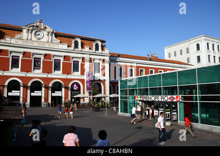 Stazione ferroviaria Principe Pio, ingresso della metropolitana e centro commerciale, Madrid, Spagna Foto Stock