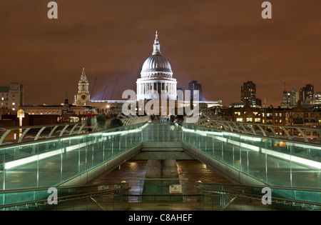 Il piede di Millennium Bridge di Londra di notte. La Cattedrale di St Paul. Foto Stock