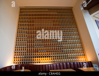 Le bottiglie di vino in ricevimento al bar del Marqués de Riscal Hotel La Rioja, Spagna 110843 Spagna Foto Stock