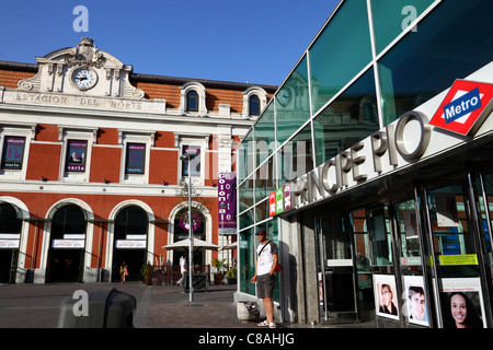 Uomo Sigaretta fumare fuori dall'ingresso per la stazione metropolitana Principe Pio , Madrid , Spagna Foto Stock