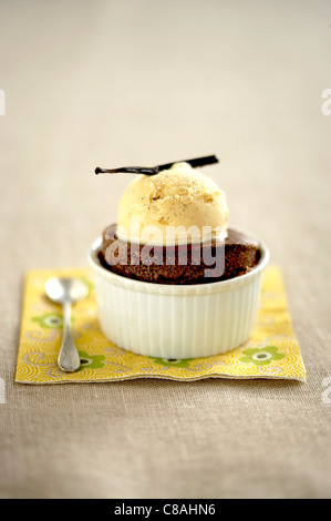 Soufflé di cioccolato con gelato alla vaniglia Foto Stock
