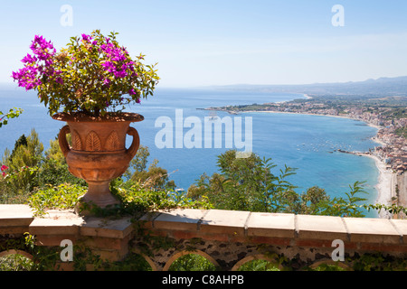 Vista dei Giardini Naxos e del Golfo di Naxos, da Taormina, Sicilia, Italia Foto Stock
