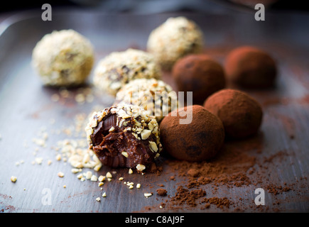 Diversi cioccolato aromatizzato tartufi Foto Stock