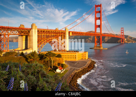 La mattina presto vista sopra il Golden Gate Bridge di San Francisco California USA Foto Stock