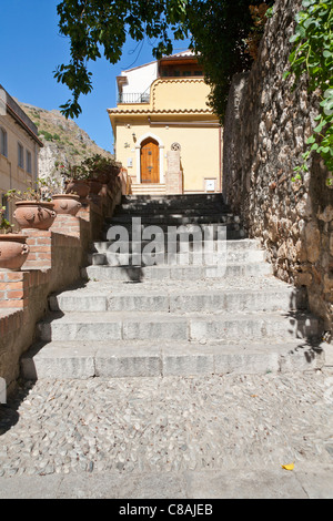 Passi che conducono fino a una casa, Taormina, Sicilia, Italia Foto Stock