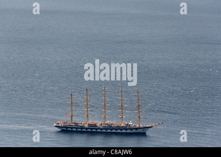 Un clipper di navigare al largo della costa della Sicilia, Italia Foto Stock