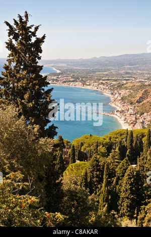 Vista dei Giardini Naxos e del Golfo di Naxos, da Taormina, Sicilia, Italia Foto Stock
