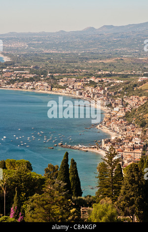 Vista dei Giardini Naxos e del Golfo di Naxos, da Taormina, Sicilia, Italia Foto Stock