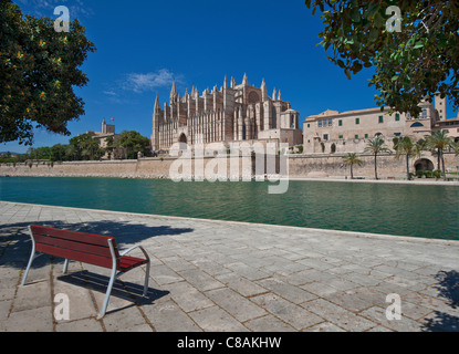 La cattedrale di Palma La Seu e Parc de la Mar centro storico visto dal banco di ingresso attraverso Maiorca Isole Baleari Spagna Foto Stock