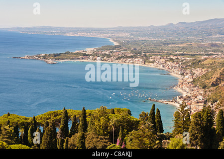 Vista dei Giardini Naxos e del Golfo di Naxos, da Taormina, Sicilia, Italia Foto Stock