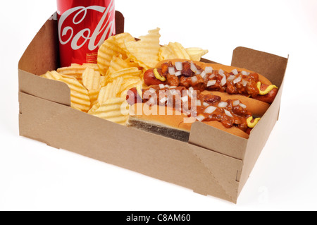 2 take-out Chili cani con cipolle in rotoli di pane con una lattina di coca cola e le patatine su sfondo bianco. Foto Stock