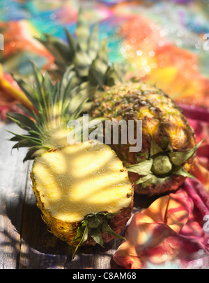 Ananas tagliato a metà Foto Stock