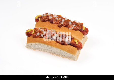 2 chili di cani con cipolle in rotoli di pane su sfondo bianco tagliato fuori Foto Stock