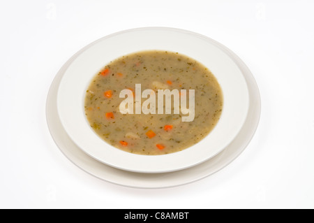 Una ciotola di patate e porri zuppa su sfondo bianco ritaglio. Foto Stock