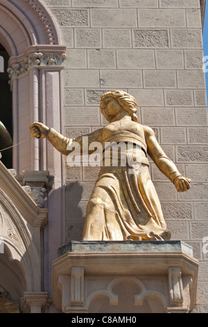 Statua dorata sulla torre campanaria, la Cattedrale di Messina, Piazza del Duomo, Messina, Sicilia, Italia Foto Stock
