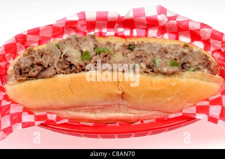 Primo piano di Philly cheesesteak rétro rosso cesto in plastica su sfondo bianco tagliato fuori. Foto Stock