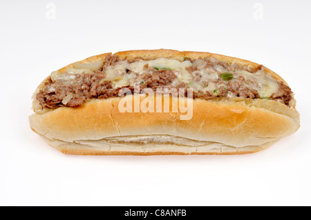 Philly cheesesteak su sfondo bianco, tagliato fuori. Foto Stock