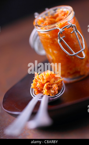 Il vaso e cucchiaio di zucca e mostarda di castagne Foto Stock