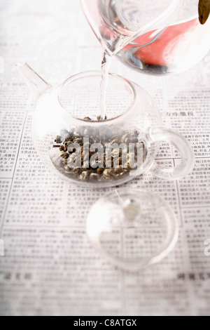 Preparazione jasmin Dragon pearl il tè verde cinese Foto Stock