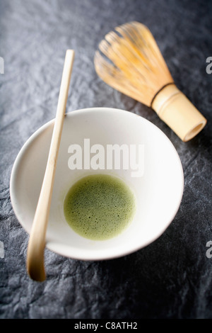 Preparazione di tè verde Matcha Foto Stock