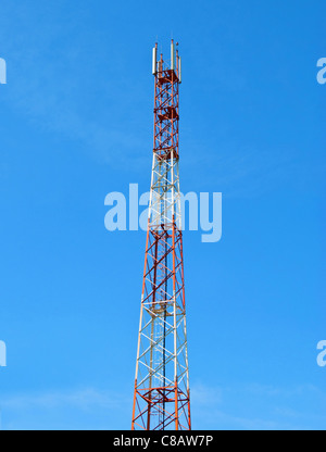 Telefono cellulare tower su uno sfondo cielo Foto Stock