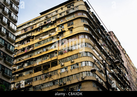 Edificio nel centro di Hong Kong che assomiglia a un affondamento nave da crociera. Foto Stock