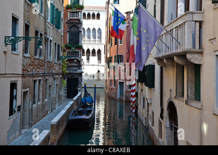 Un piccolo canale di Venezia. Foto Stock
