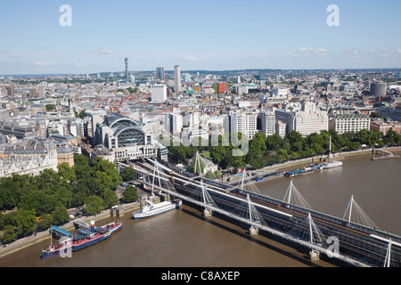Inghilterra, Londra, Hungerford Bridge e il fiume Tamigi, vista dal London Eye Foto Stock