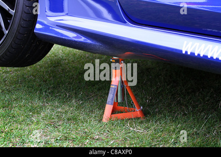 Auto sollevato sul manto erboso. Foto Stock