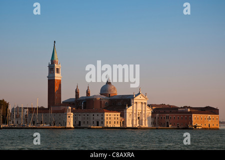 La chiesa di San Giorgio Maggiore, cercando di fronte a Piazza San Marco a Venezia. Foto Stock