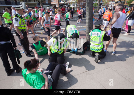 Inghilterra, London, London Marathon, St.John Ambulance personale il trattamento di ferite corridori Foto Stock