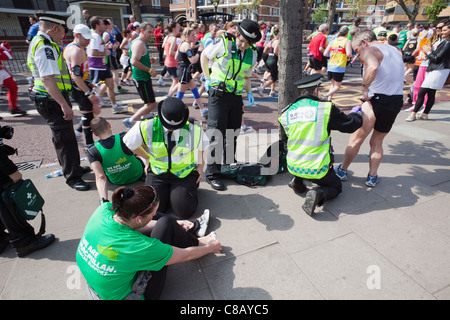 Inghilterra, London, London Marathon, St.John Ambulance personale il trattamento di ferite corridori Foto Stock