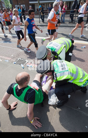 Inghilterra, London, London Marathon, St.John Ambulance personale il trattamento di ferite corridori Foto Stock